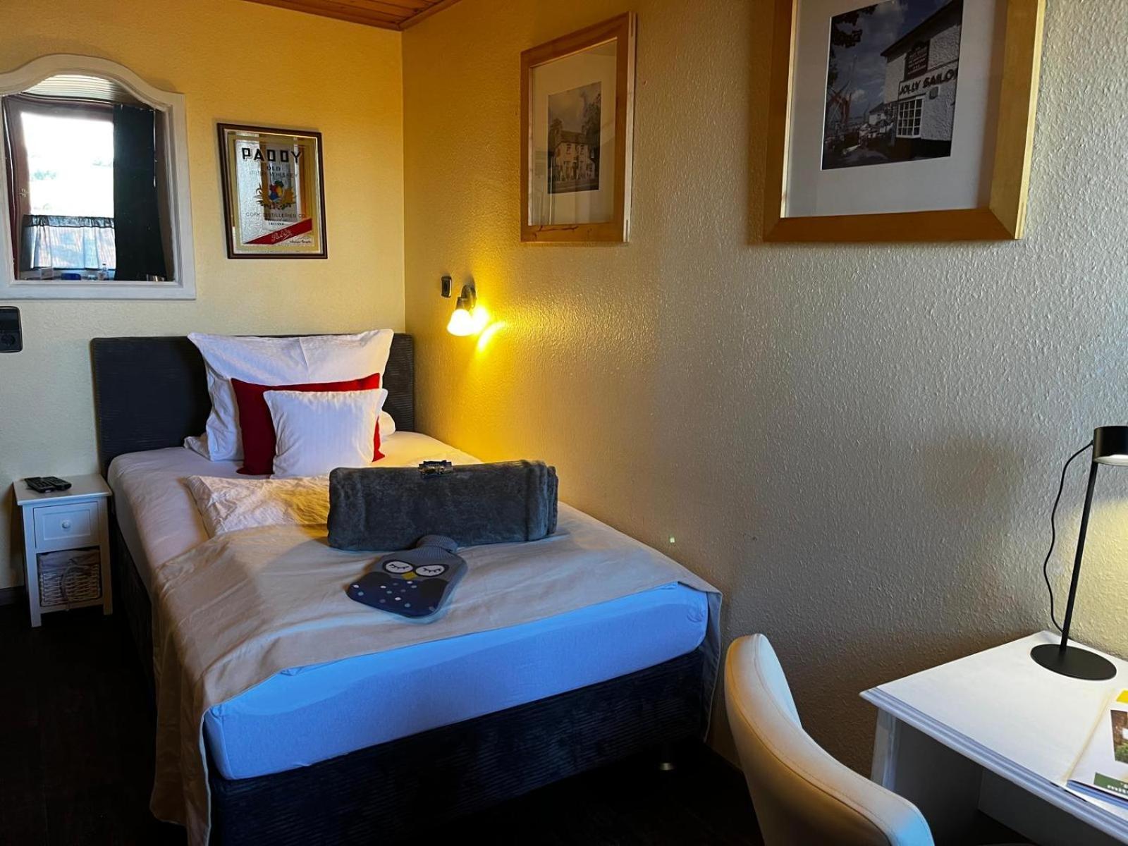Henblas Hotel Neuenrade エクステリア 写真