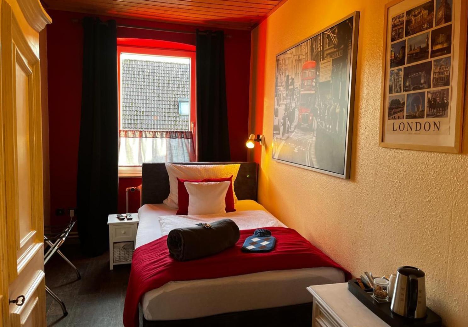 Henblas Hotel Neuenrade エクステリア 写真