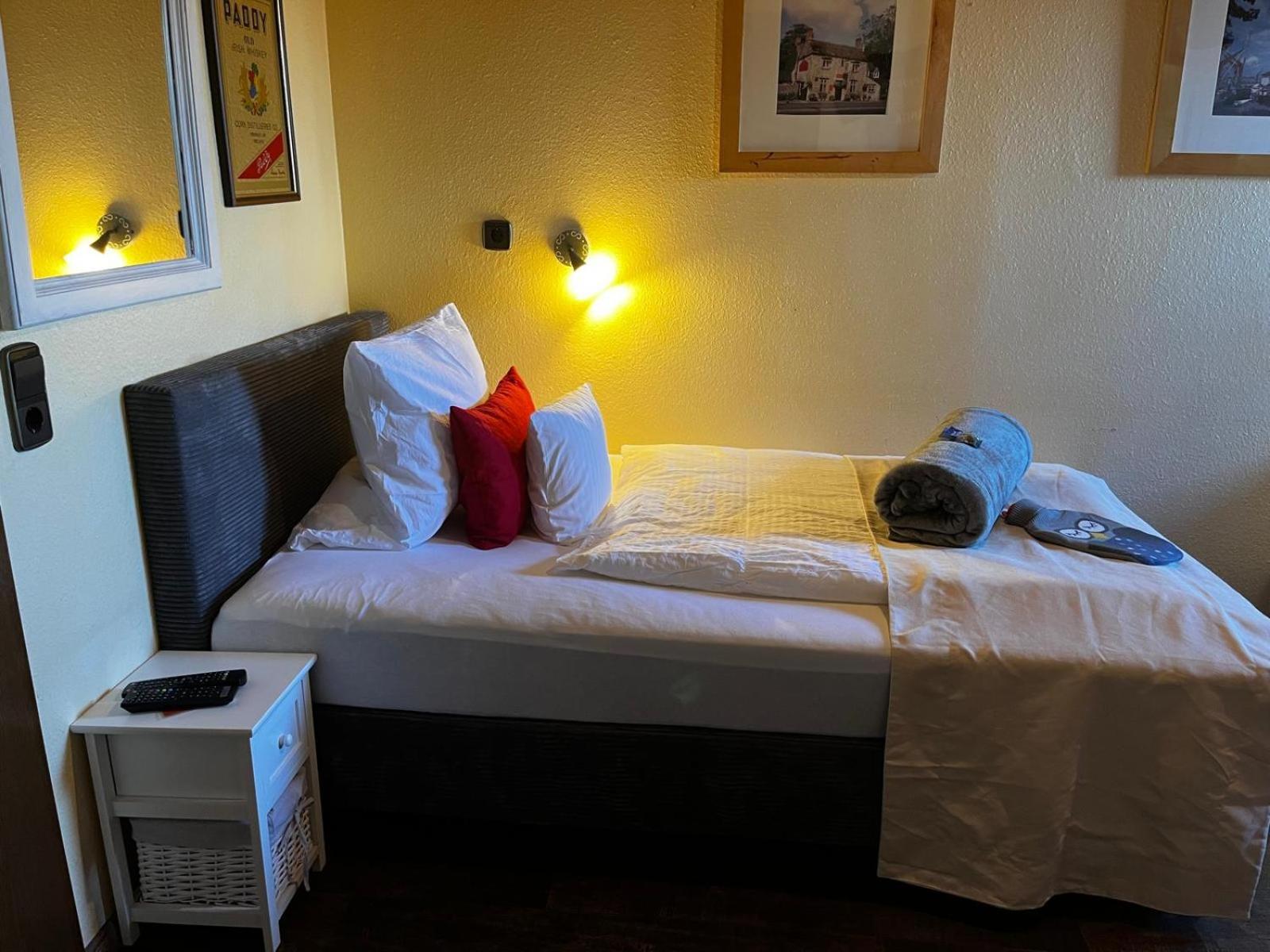 Henblas Hotel Neuenrade エクステリア 写真