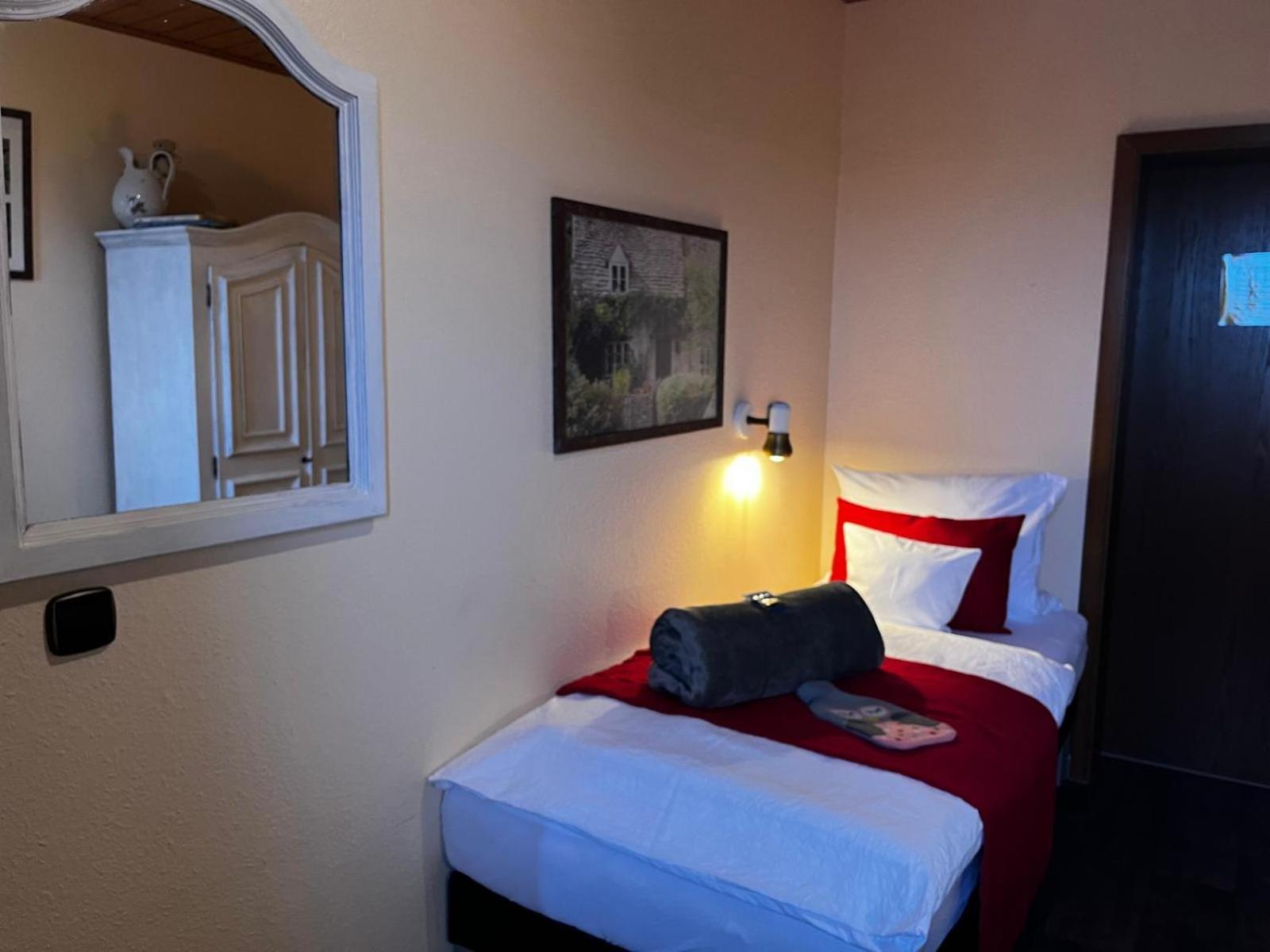 Henblas Hotel Neuenrade エクステリア 写真